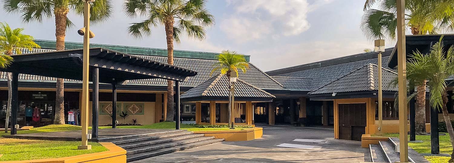 Keahou Shopping Center Central Courtyard