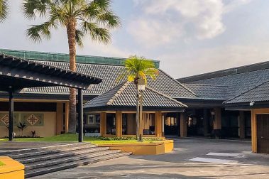 Keahou Shopping Center Central Courtyard
