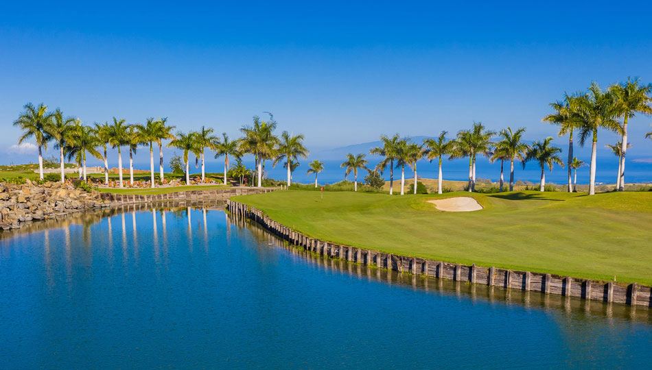 18th hole with view of Maui from Makani Golf Course